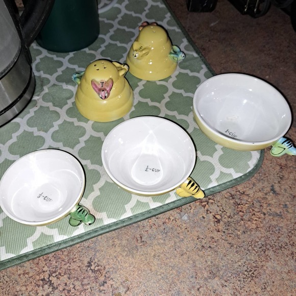 DARLING! VINTAGE 1950s Menschik Goldman Beehive Measuring Cups & Salt-Pepper - Picture 3 of 7